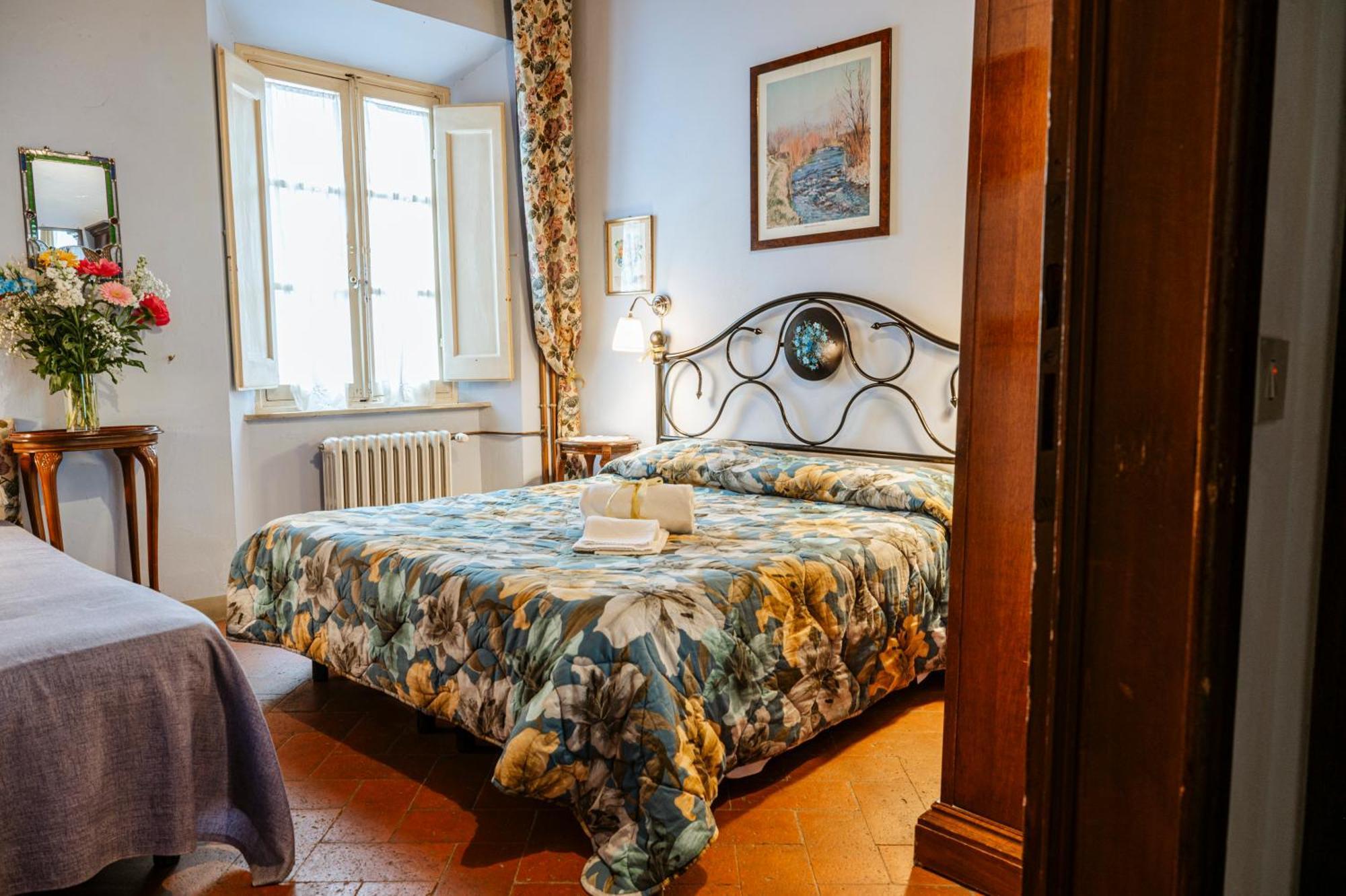Antica Casa Dei Rassicurati Bed & Breakfast Montecarlo Exterior photo