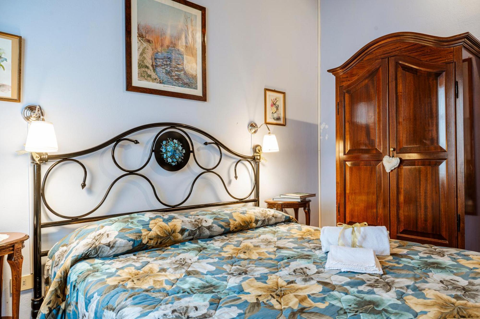 Antica Casa Dei Rassicurati Bed & Breakfast Montecarlo Exterior photo