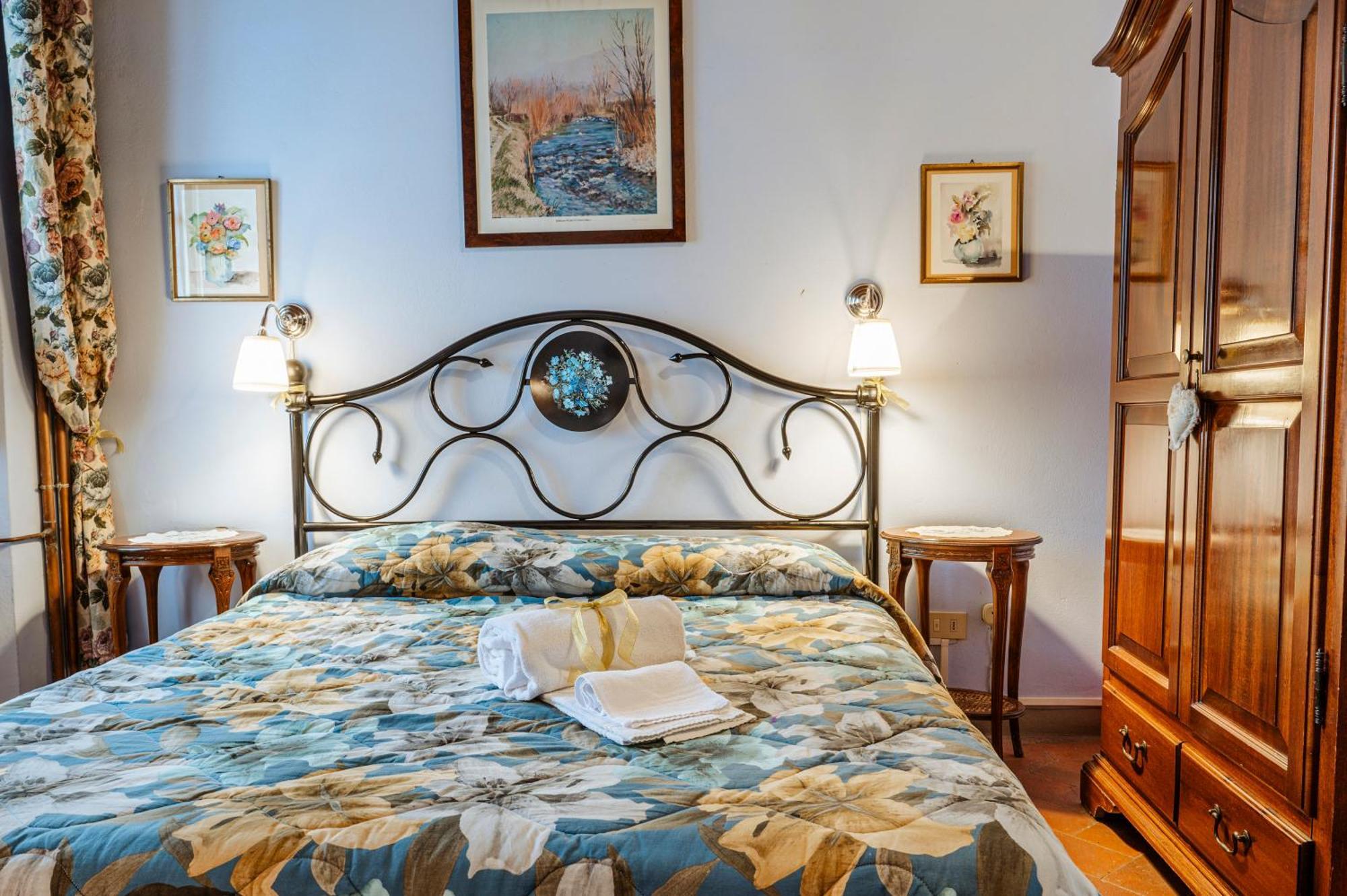 Antica Casa Dei Rassicurati Bed & Breakfast Montecarlo Exterior photo