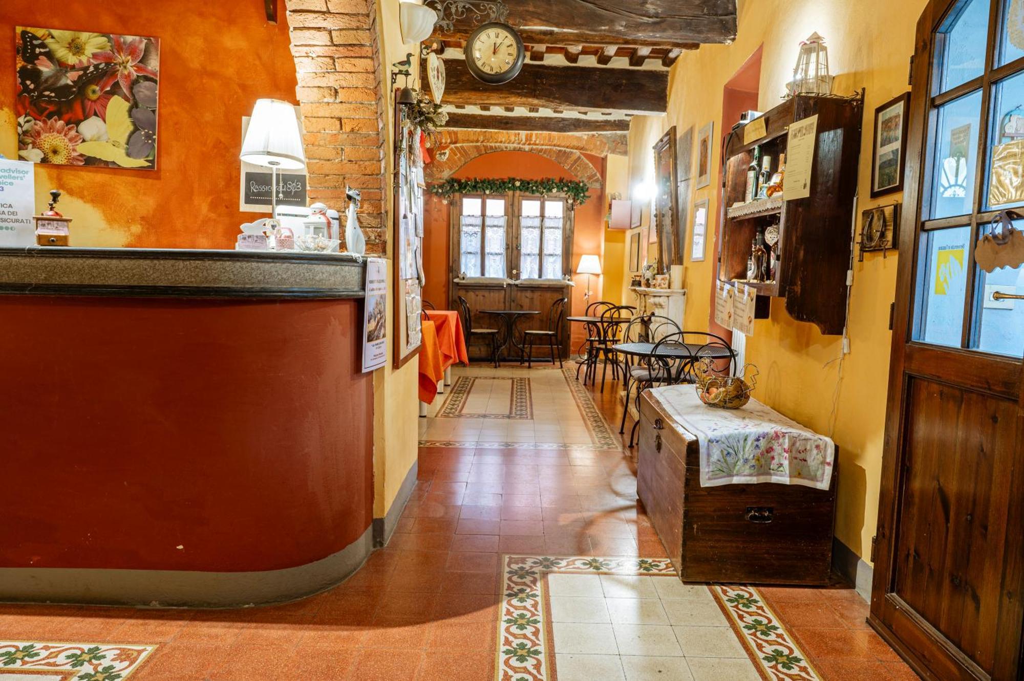 Antica Casa Dei Rassicurati Bed & Breakfast Montecarlo Exterior photo