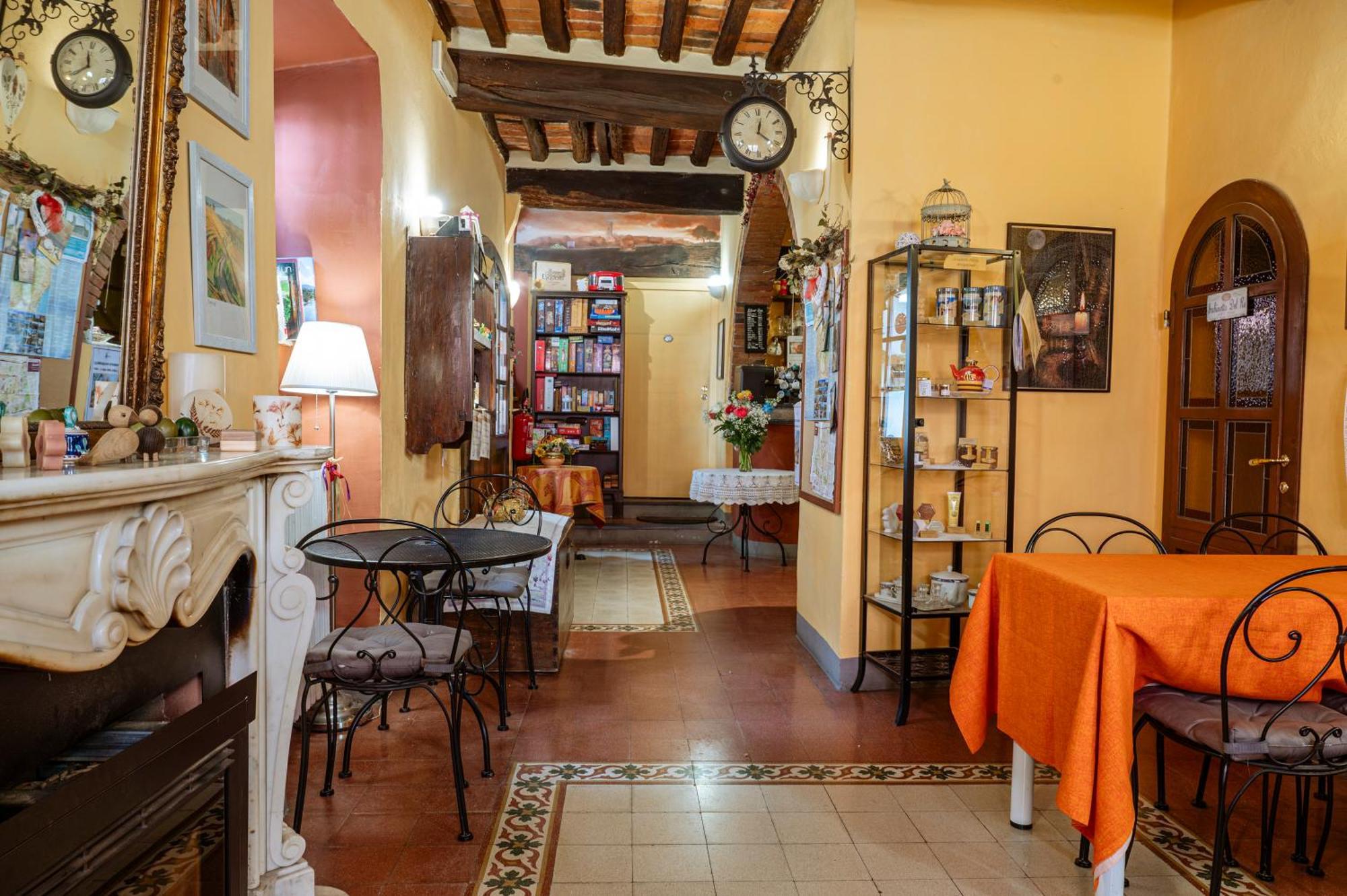 Antica Casa Dei Rassicurati Bed & Breakfast Montecarlo Exterior photo