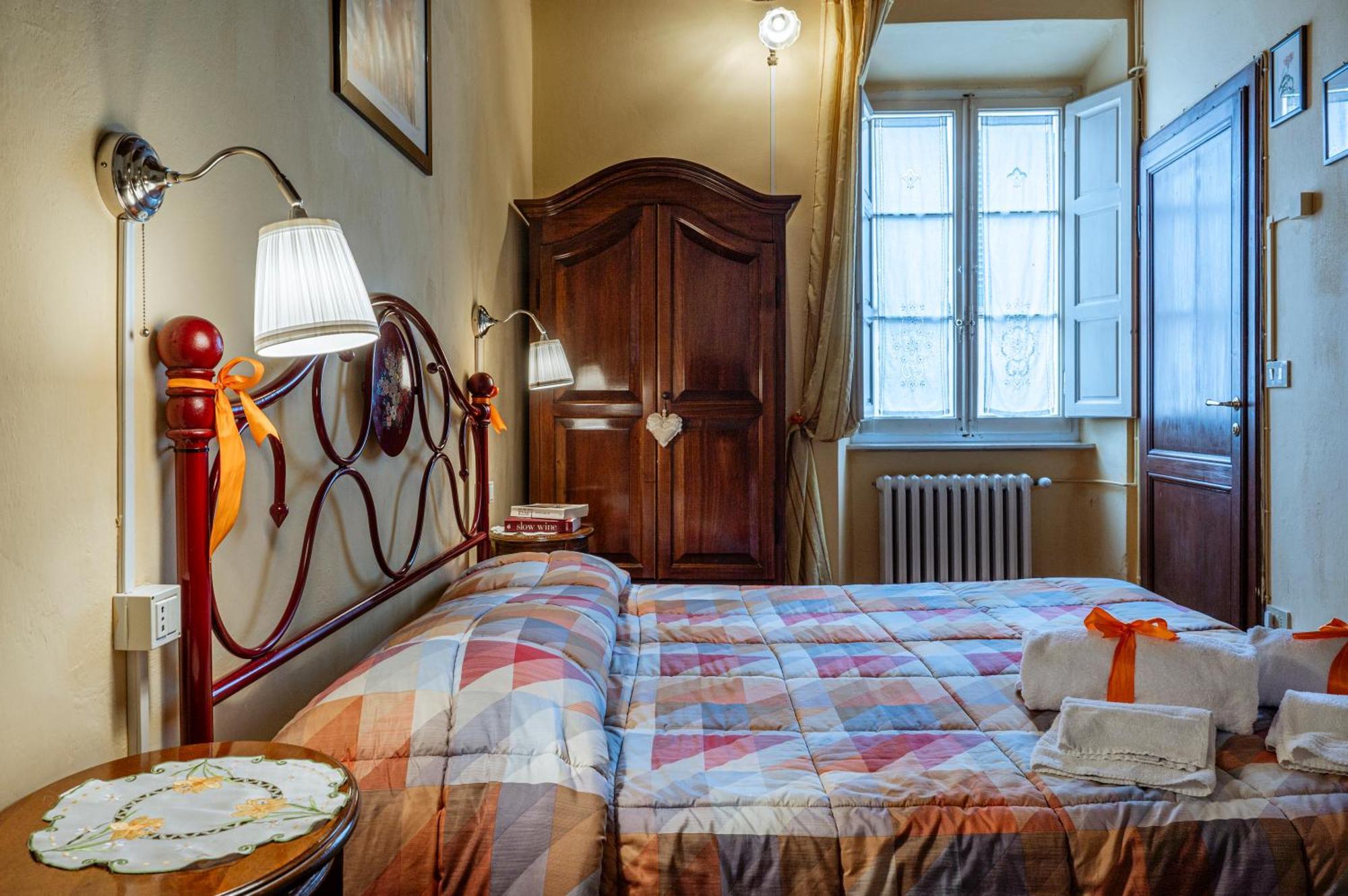 Antica Casa Dei Rassicurati Bed & Breakfast Montecarlo Exterior photo