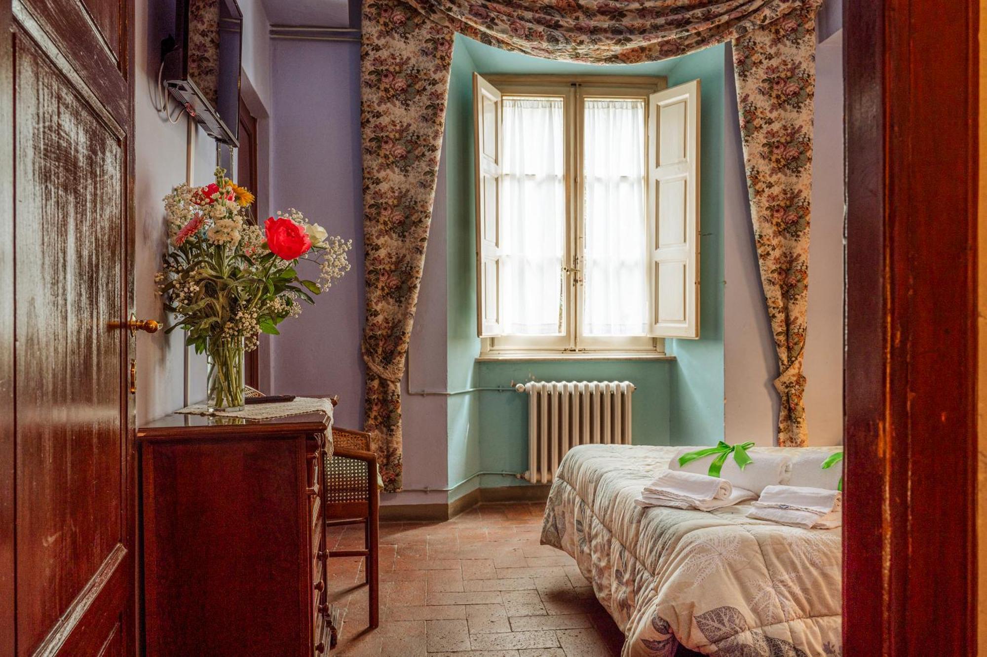 Antica Casa Dei Rassicurati Bed & Breakfast Montecarlo Exterior photo