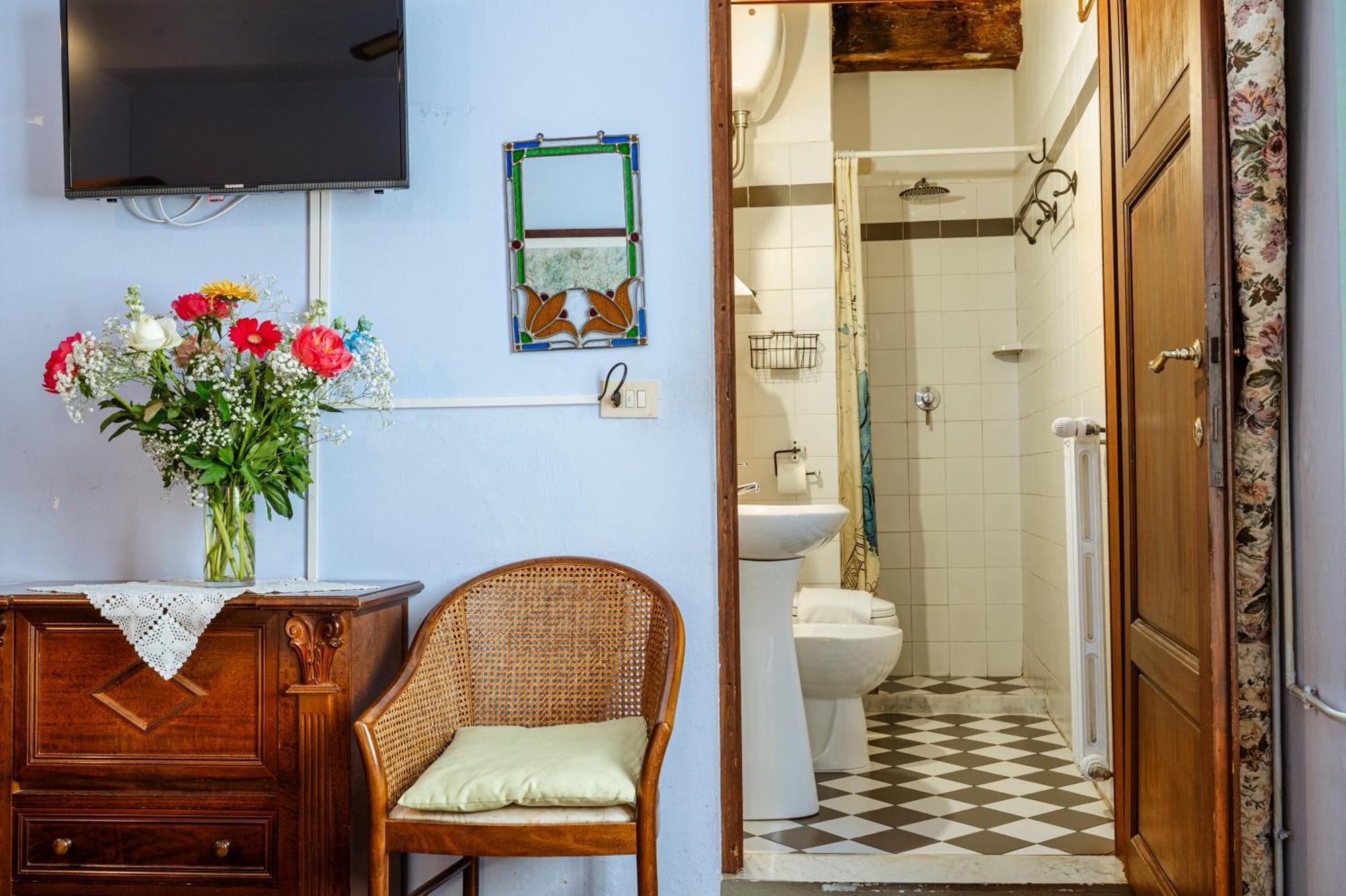 Antica Casa Dei Rassicurati Bed & Breakfast Montecarlo Exterior photo