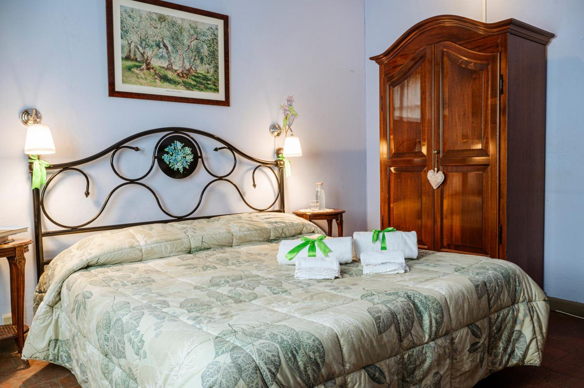 Antica Casa Dei Rassicurati Bed & Breakfast Montecarlo Exterior photo