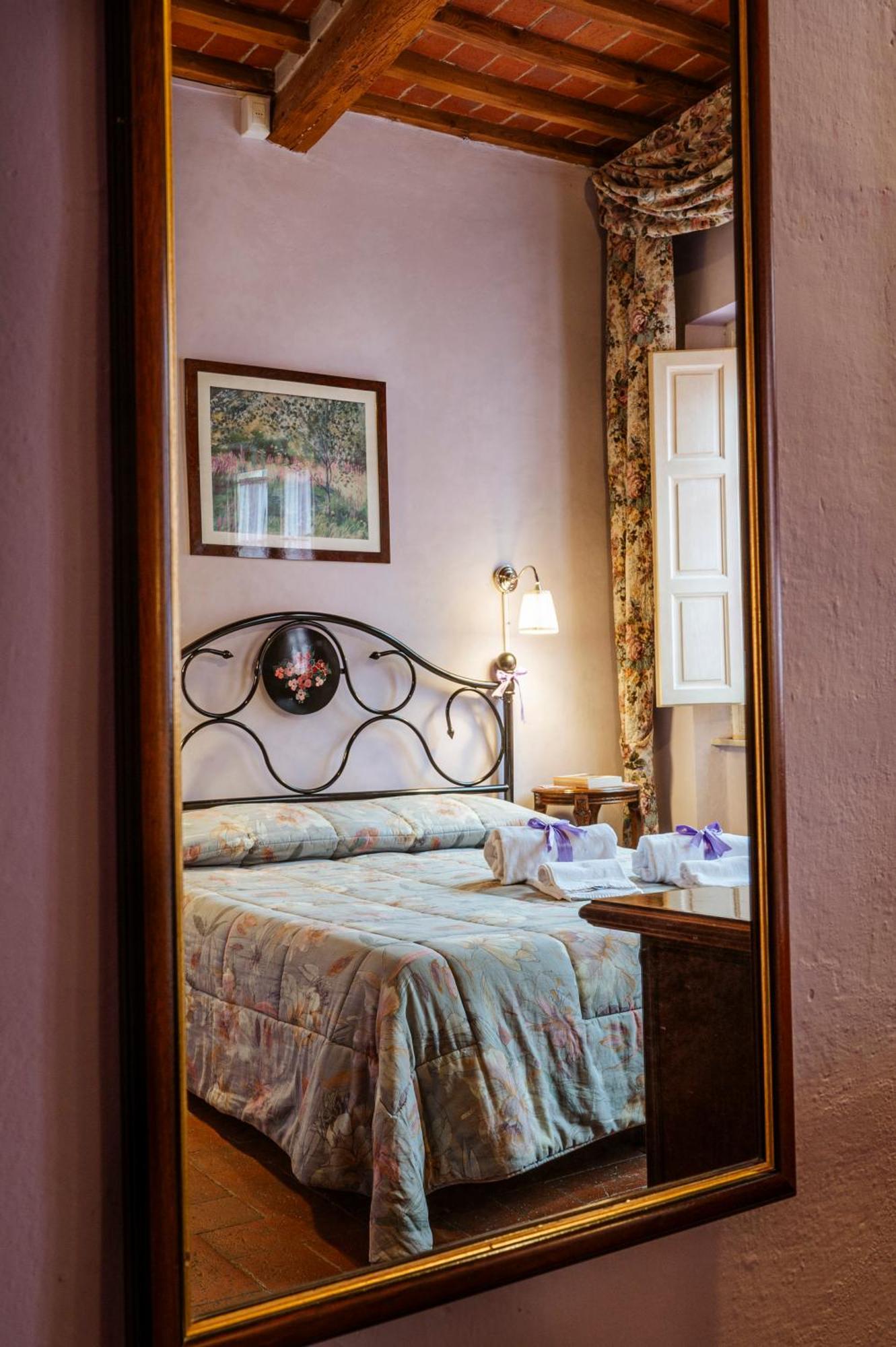 Antica Casa Dei Rassicurati Bed & Breakfast Montecarlo Exterior photo