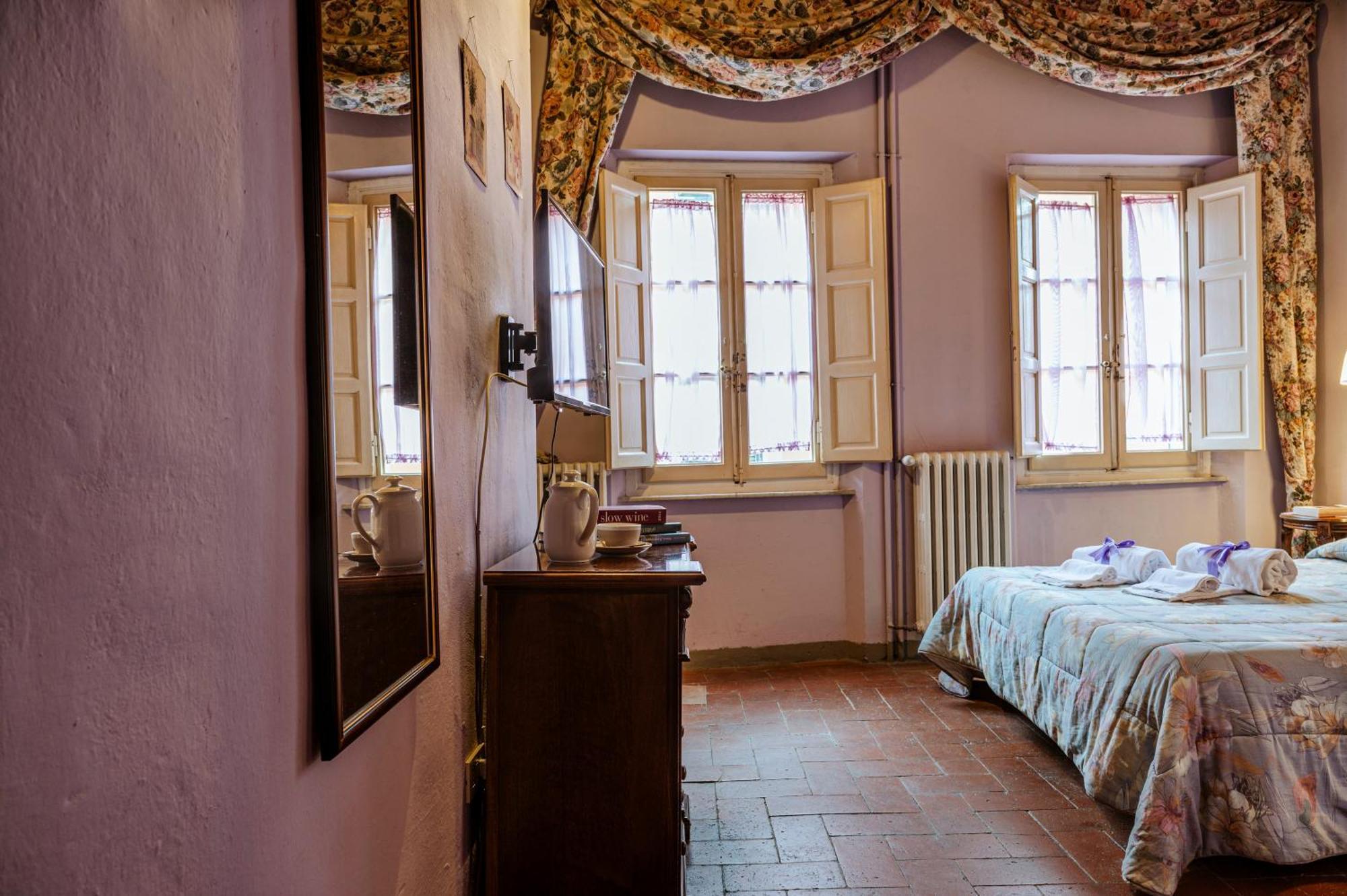 Antica Casa Dei Rassicurati Bed & Breakfast Montecarlo Exterior photo