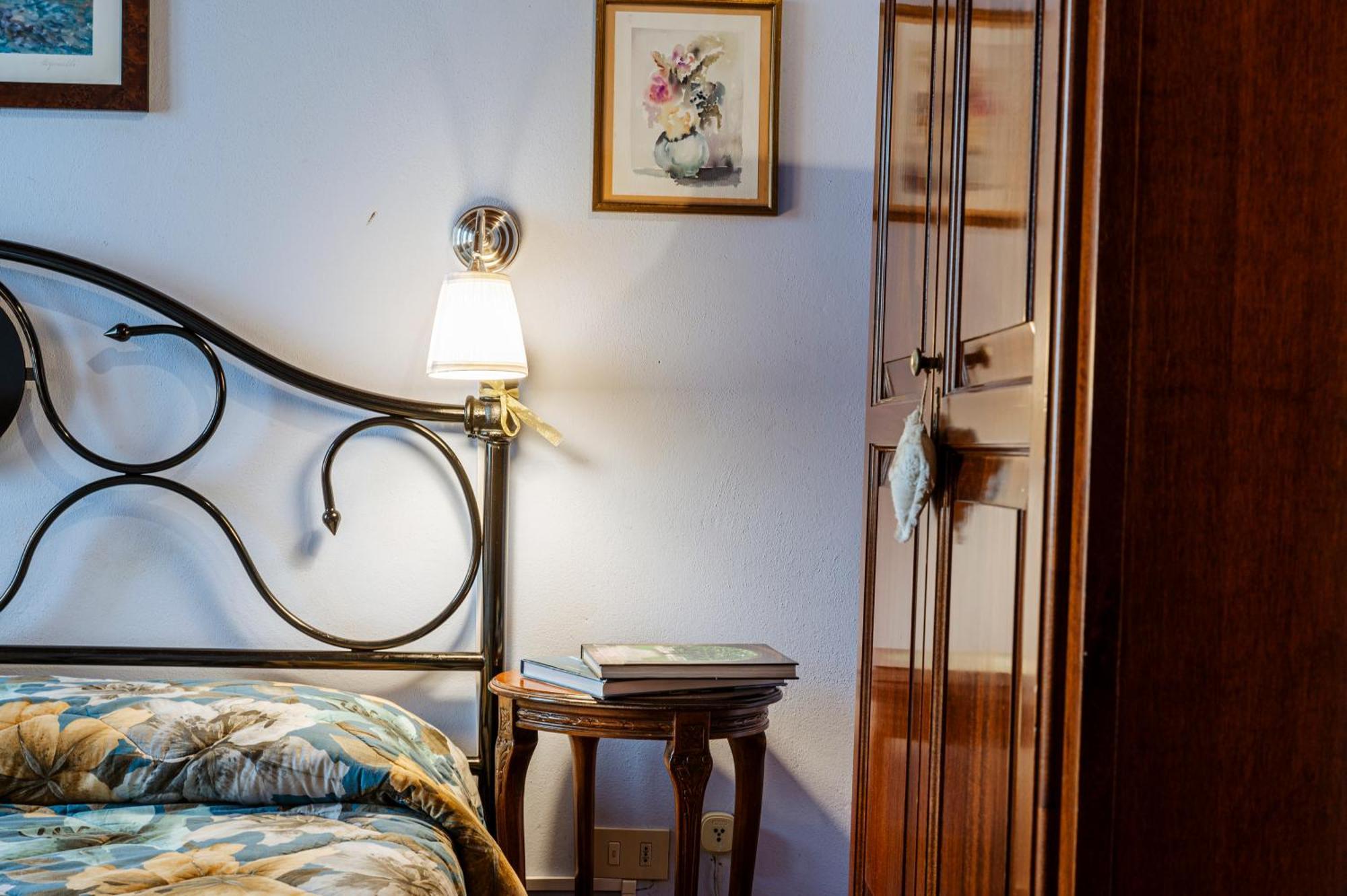 Antica Casa Dei Rassicurati Bed & Breakfast Montecarlo Exterior photo