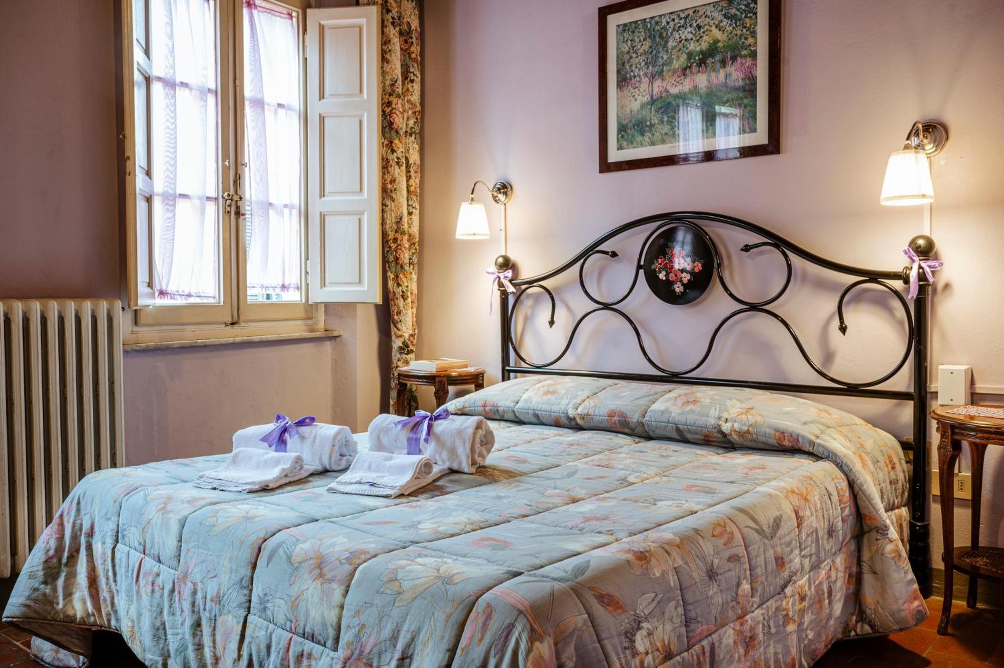 Antica Casa Dei Rassicurati Bed & Breakfast Montecarlo Exterior photo