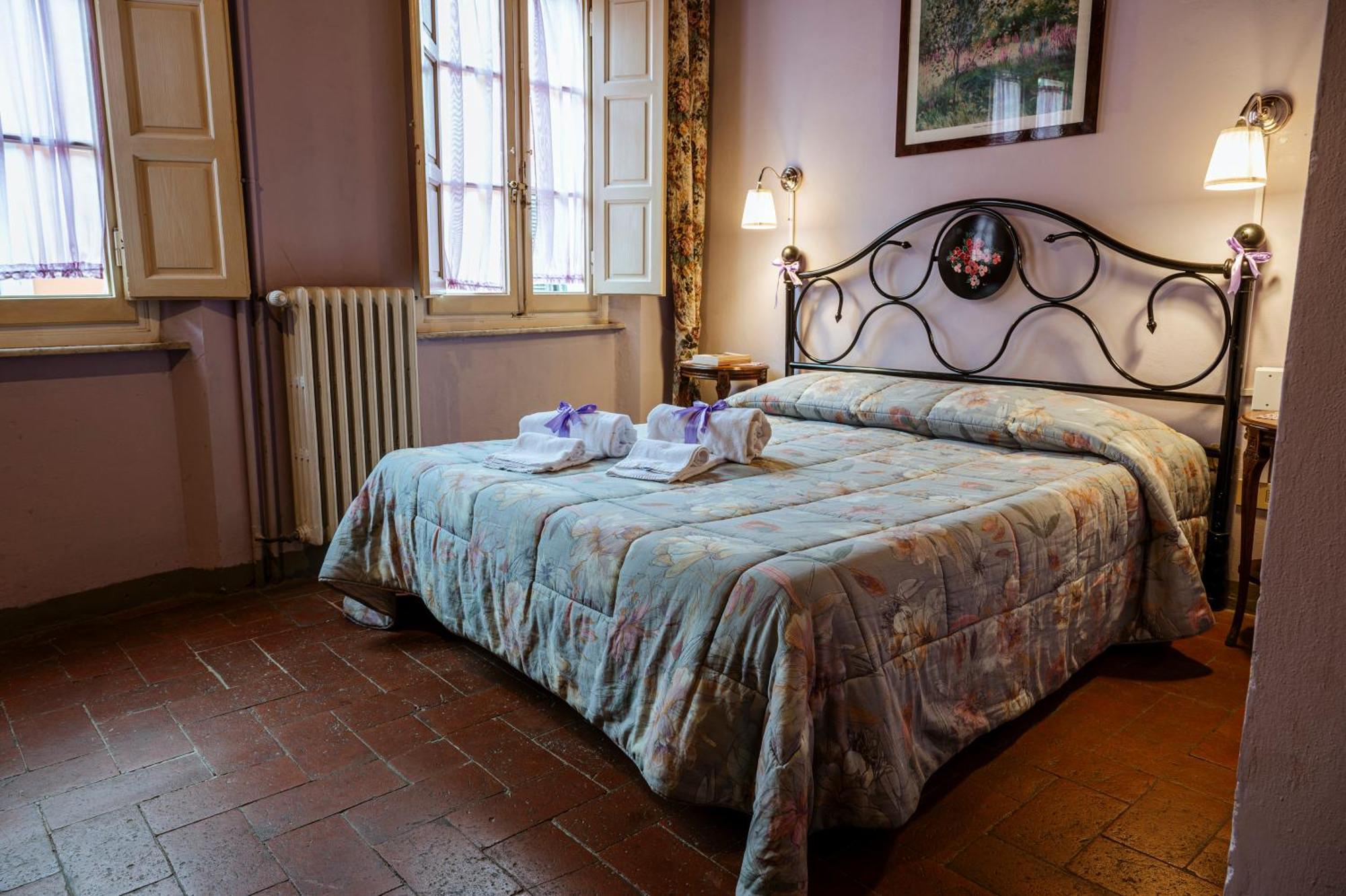 Antica Casa Dei Rassicurati Bed & Breakfast Montecarlo Exterior photo