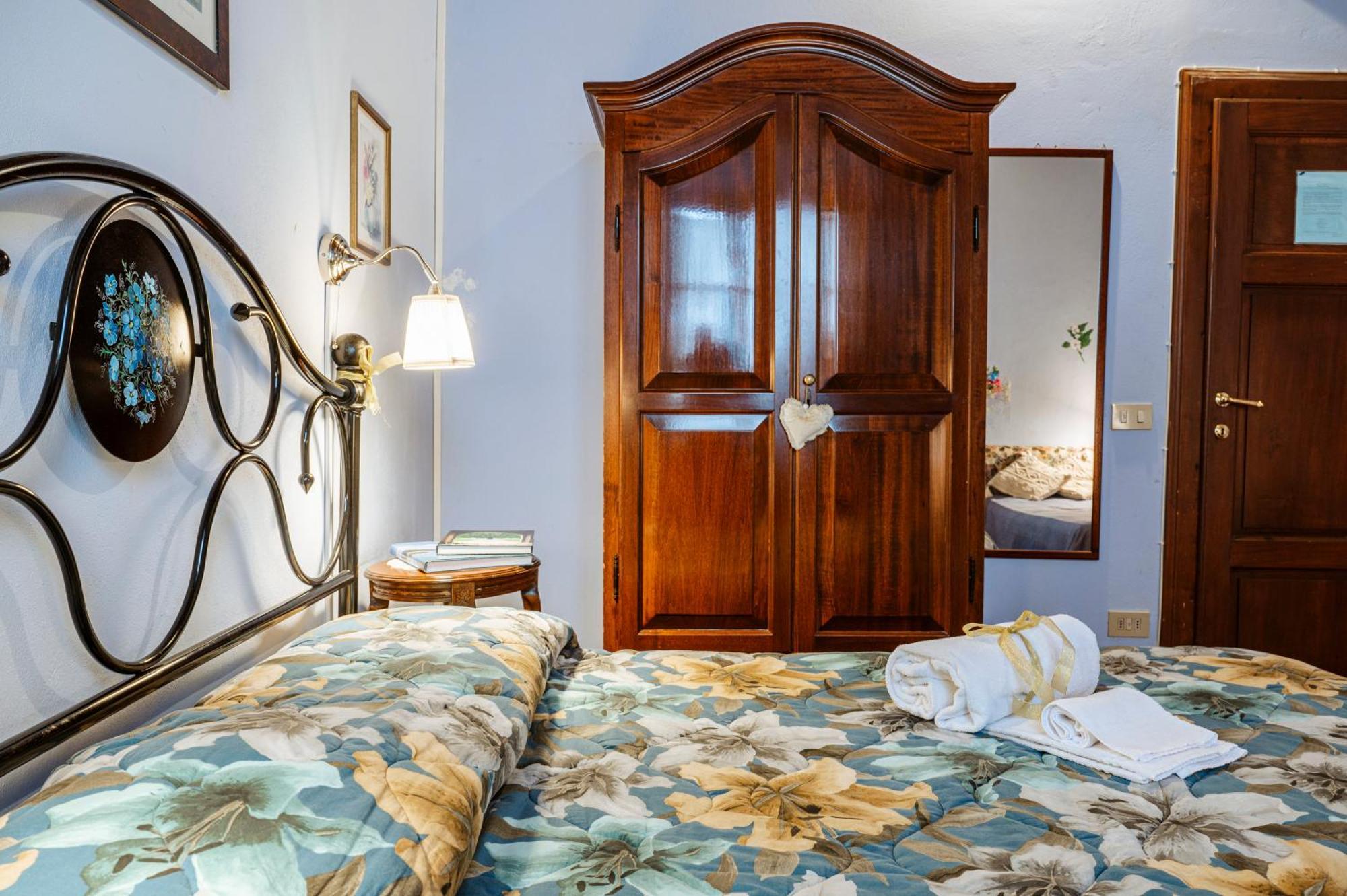 Antica Casa Dei Rassicurati Bed & Breakfast Montecarlo Exterior photo